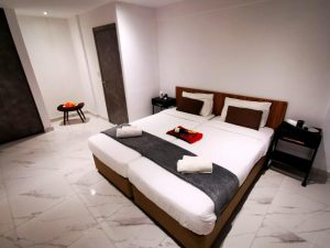 Nissi Adonis Suites